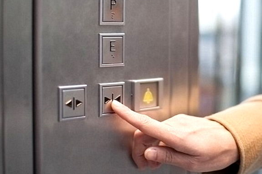 手抓韩国国旗的模特，象征韩国人对国家的忠诚与自豪感。