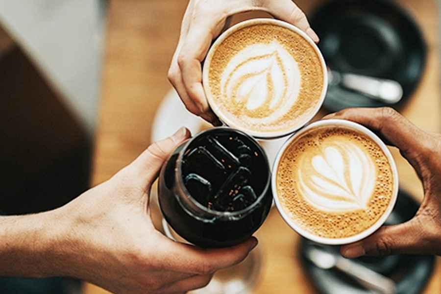 三杯咖啡举杯相庆，代表韩国餐后续摊或咖啡聚会的社交文化。