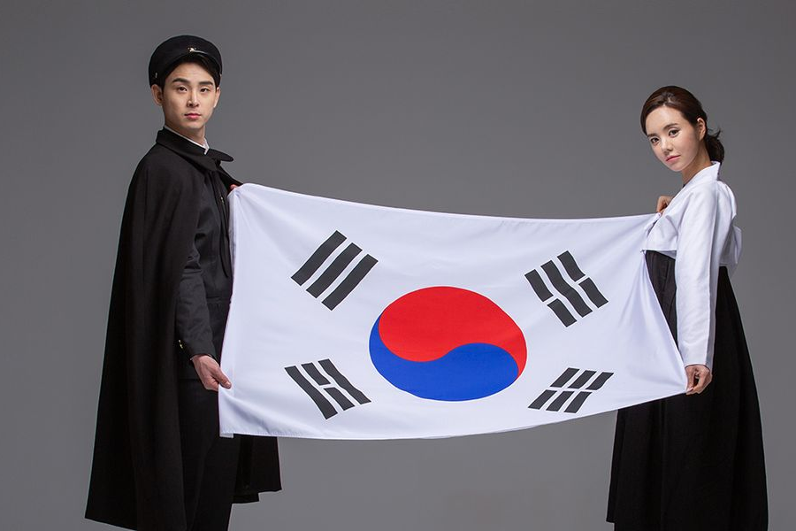 倒酒入酒杯的动作，提醒人们关于酒驾问题的严重性及其社会影响。