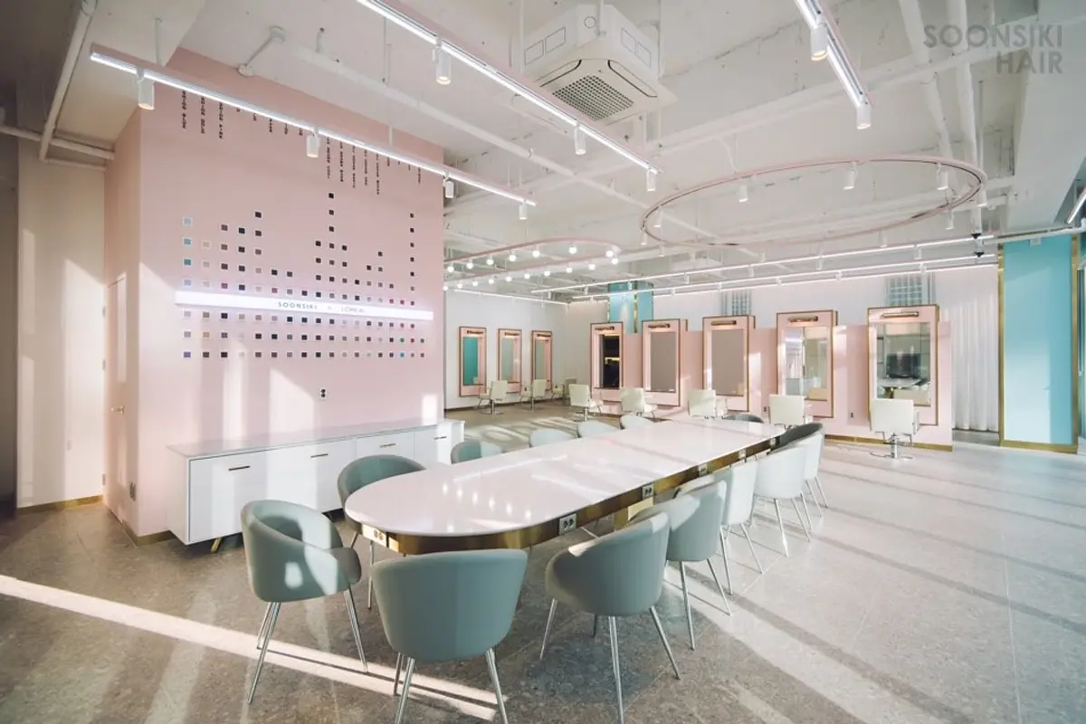 弘大Romantic店內部現代化裝修,粉紅色的牆壁和椅子襯託柔和的氣氛。