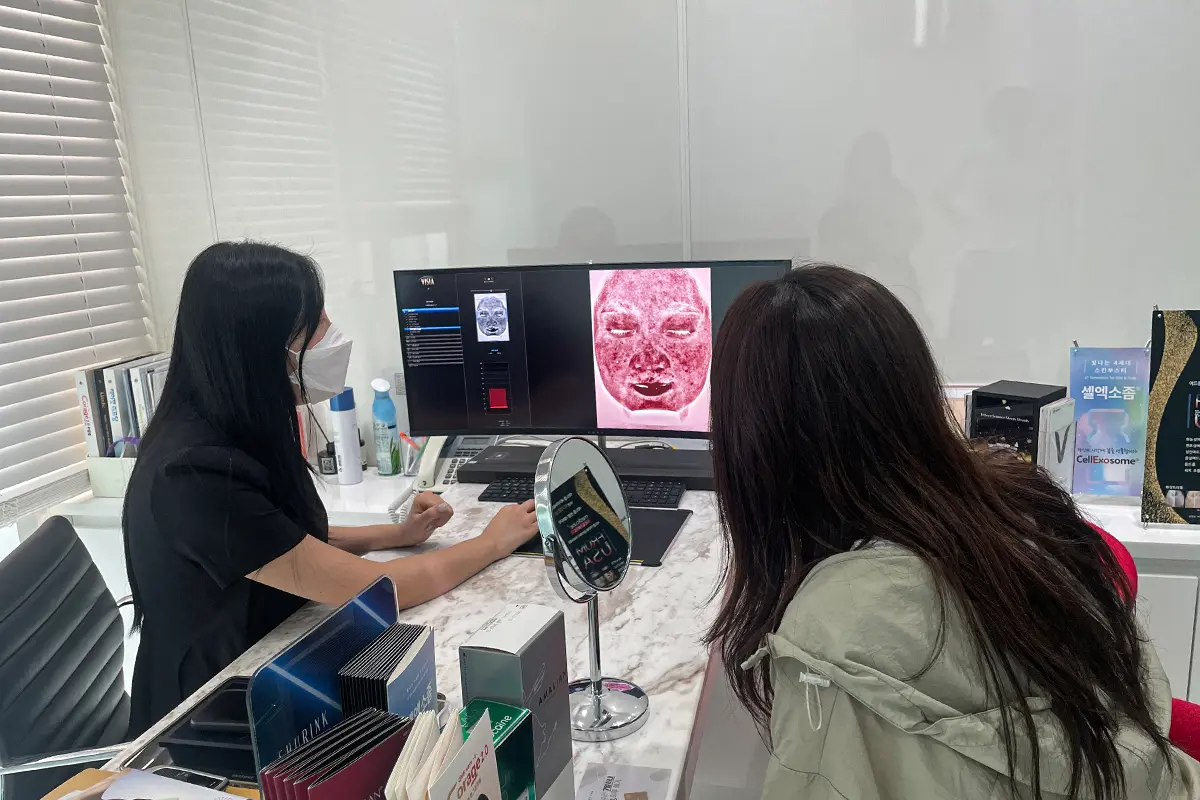 MEDICUBE CLINIC內部護膚分析環境,專業人員在為客户進行面部分析。