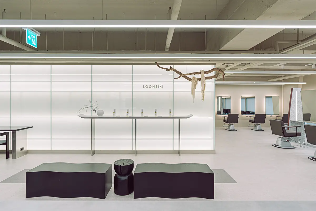 弘大韓屋店的室內裝修,強調簡約優雅的白色牆壁和裝飾。