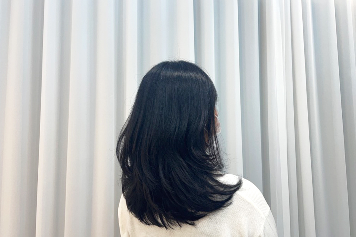 SJ Hair髮型範例，展示簡單自然的髮型風格，黑色鬈髮設計。