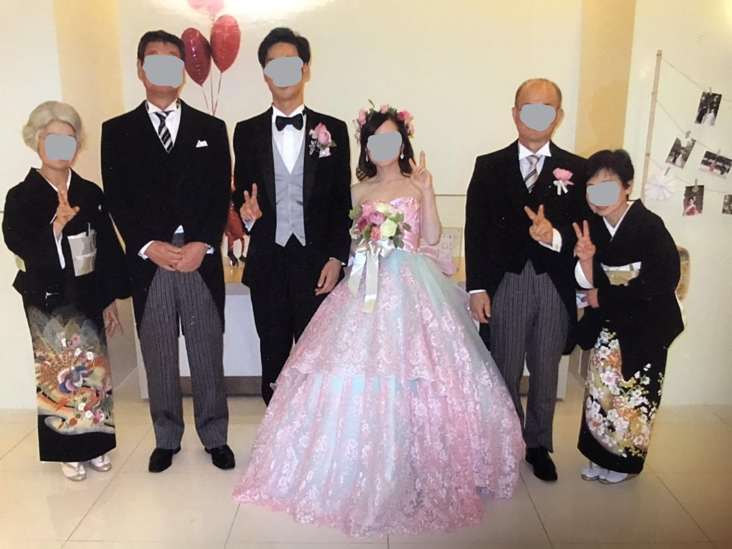 日本の結婚式で華やかなウェディングドレスを着た新婦。