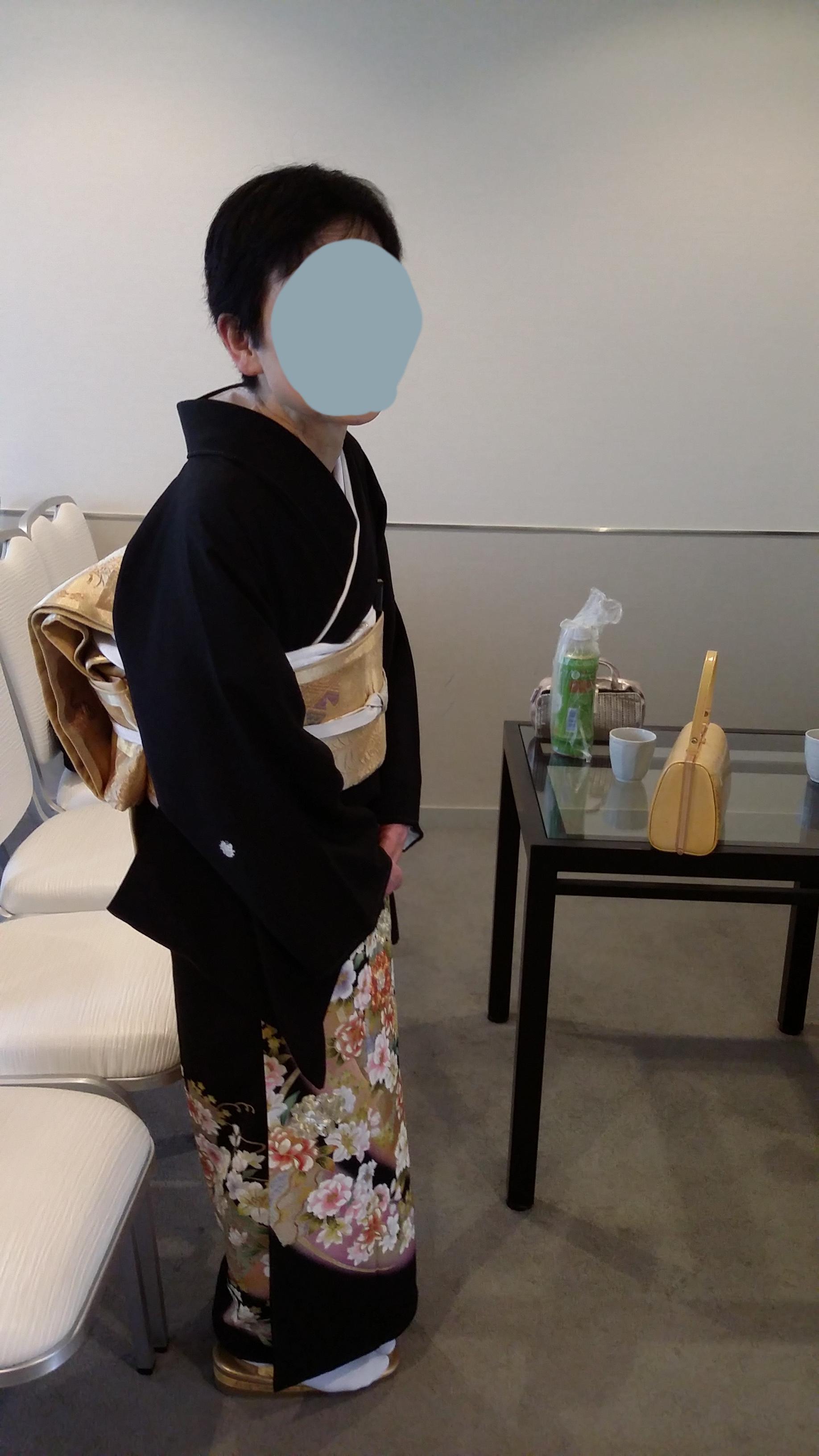 新婦の和装姿。格の高い着物が式典の厳かさを引き立てる。