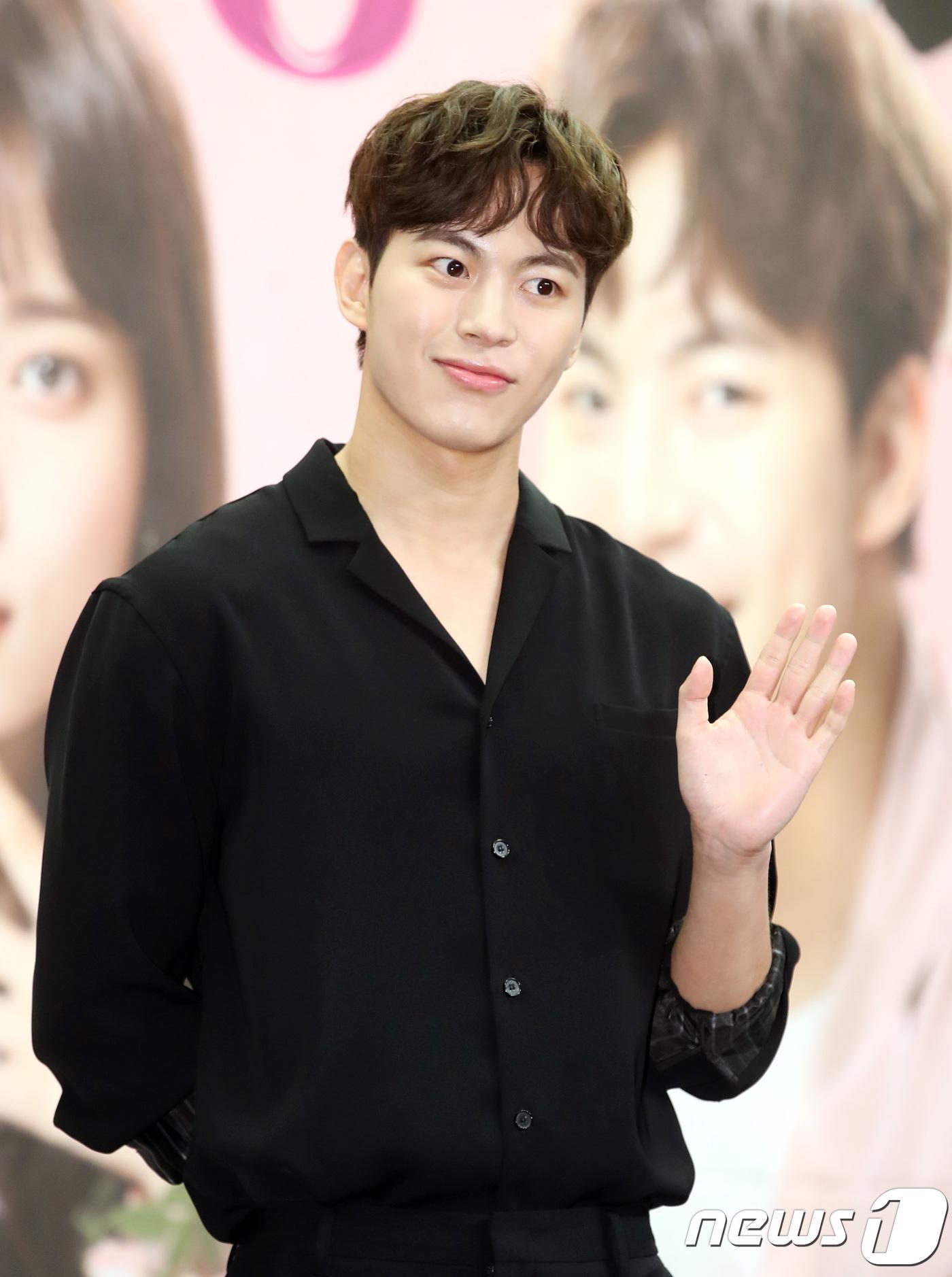 VIXXの元メンバー、ホンビンが黒いシャツを着ている姿。