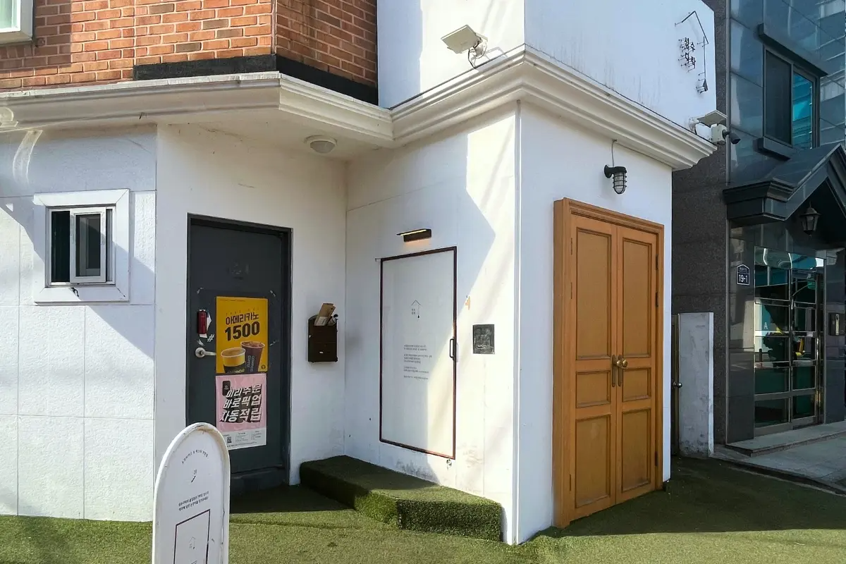 Entrance of Sungsu Darak, a trendy restaurant in Seongsu, Seoul, known for stylish decor and delicious meals.