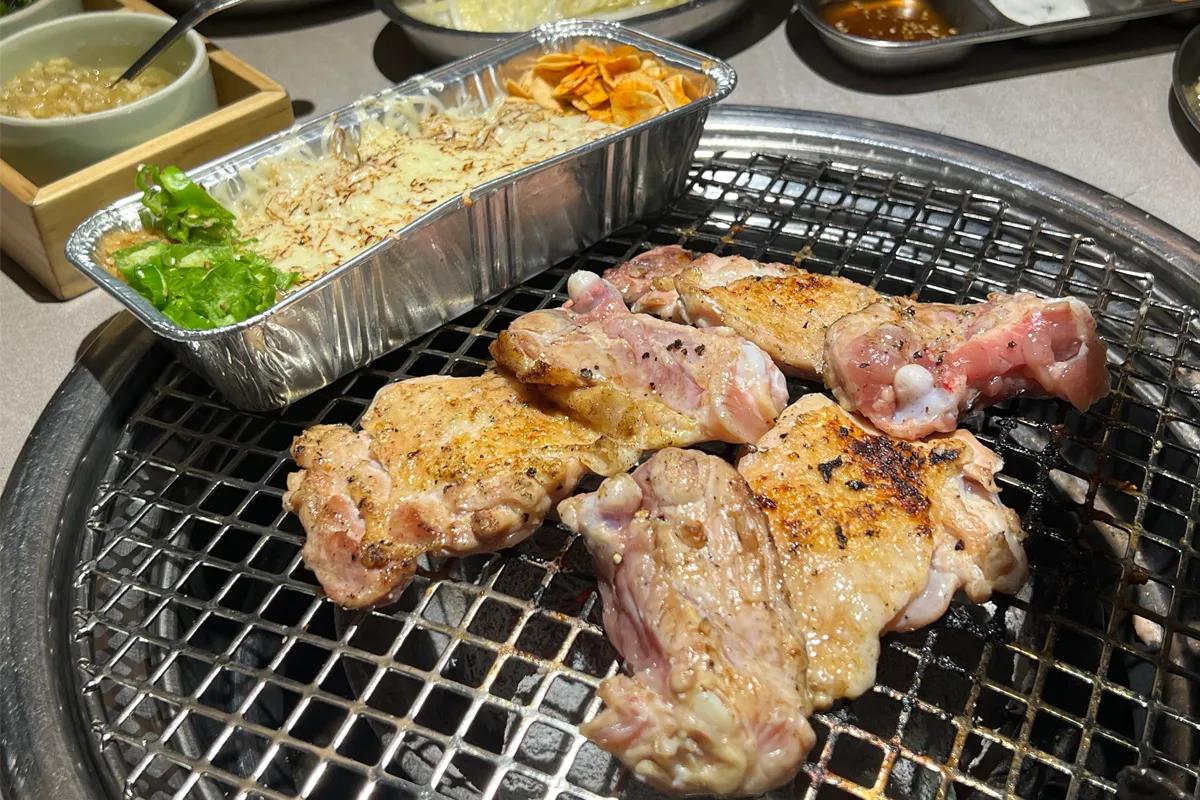 松鶏屋 聖水店の料理。特殊部位の鶏肉を最高の焼き加減で提供。