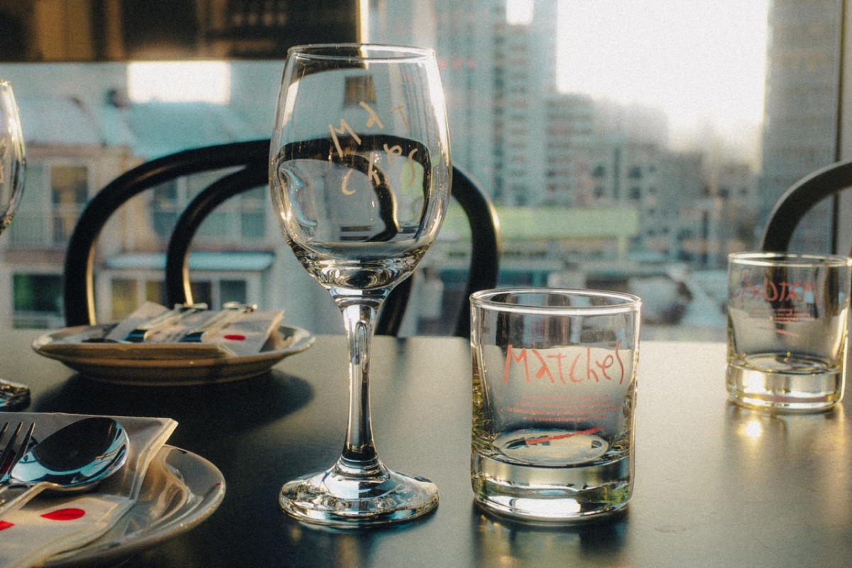 Matches seongsu的典雅餐桌擺設，位於聖水洞的這家餐廳提供精選的酒品，讓客人享有愉悦的用餐氣氛和極緻的烹飪體驗。