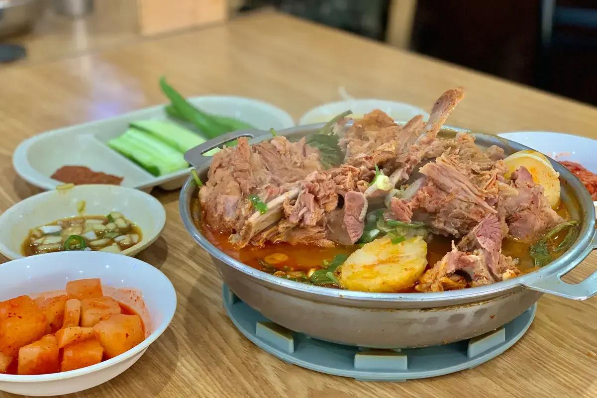 ソムンナン聖水カムジャタン。韓国定番の辛いカムジャタン鍋料理。