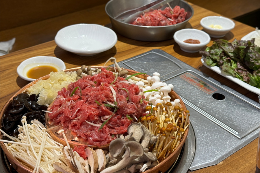 버섯집 이미지: A vibrant and colorful display of fresh mushroom varieties paired with succulent beef slices, ready for a Korean hot pot dining experience in Seongsu