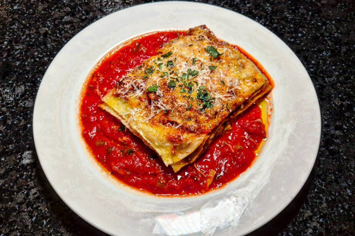 DOZEN PASTABAR的現場製作意粉，展示了新鮮的意大利式菜餚，這家位於聖水洞的餐廳由意大利廚師主理，提供正宗的地中海風味​​。