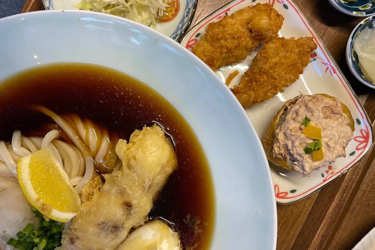 Chilled Chikutama Bukake Udon with a side of fried delicacies and rice at Dodohanmyeon, a noodle specialty restaurant in Seongsu.
