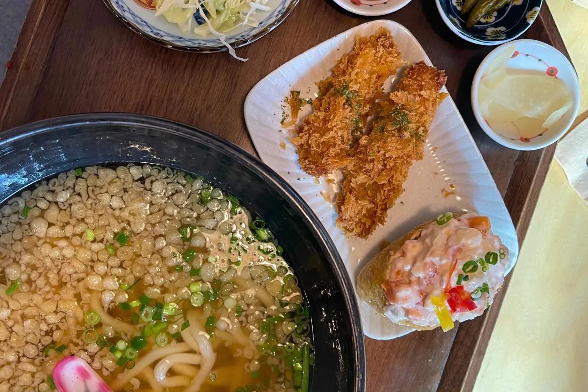 Hot Kakeudon Soup, a popular noodle dish served with savory sides at Dodohanmyeon restaurant in Seongsu.