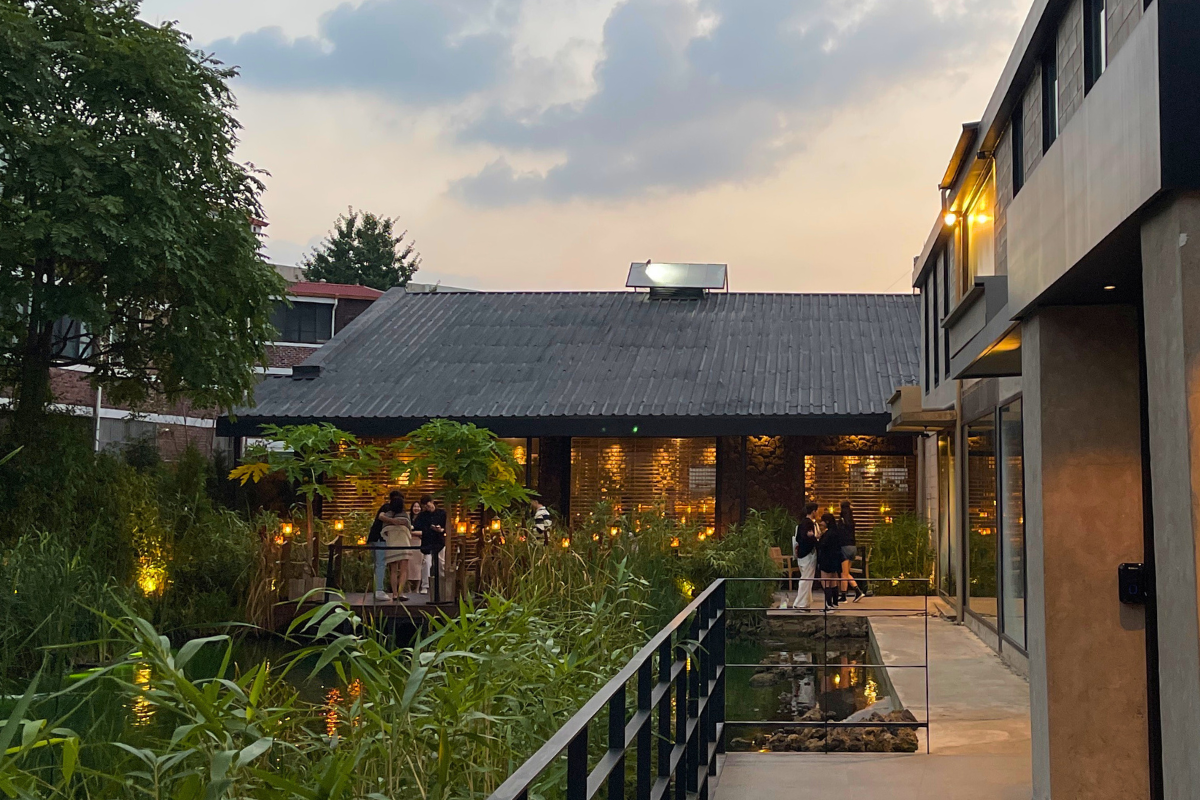 Unique boat entrance of Saladaeng Temple, a fusion Thai restaurant in Seongsu, Seoul, with vibrant greenery around.