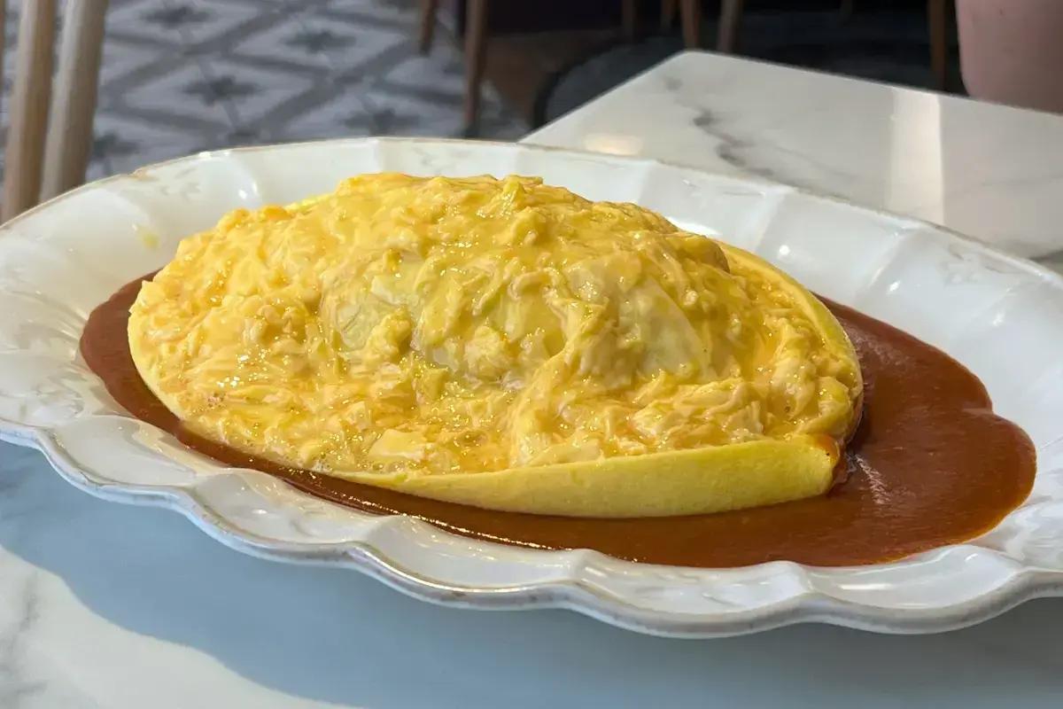 Darak Omurice, a fluffy rice dish with a perfectly cooked omelet, drizzled with rich sauce at Sungsu Darak, Seongsu.