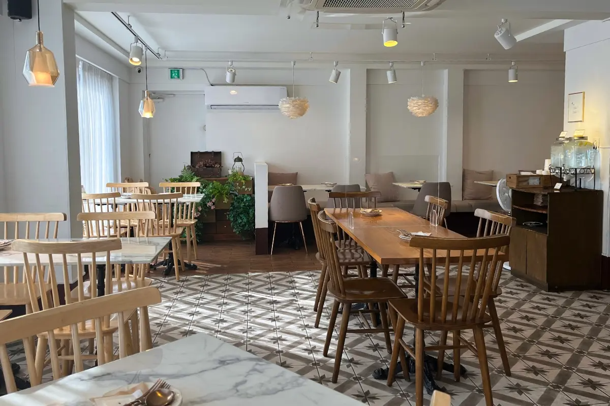 Sungsu Darak's clean and modern interior with ample seating, decorated in white and neutral tones, ideal for dining in Seongsu.