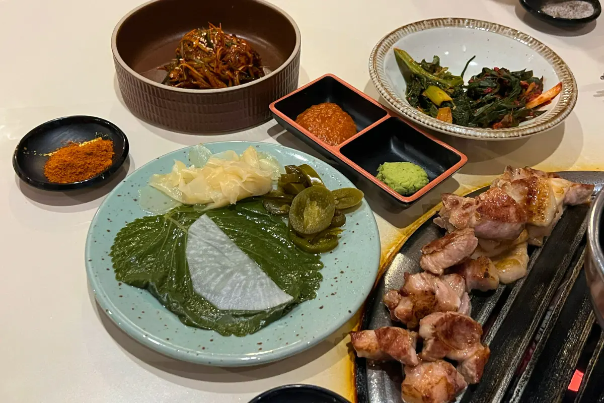 クッタンの焼肉料理。豚肉が牛肉のような柔らかさと評判のある食事のプレート。