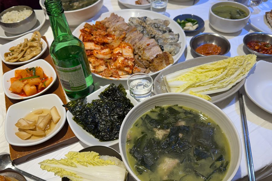 풍조미역 성수본점: A delectable serving of beef seaweed soup accompanied by an assortment of Korean side dishes, offering a taste of authentic Seoul Seongsu culinary delights.