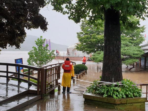 Đảo Nami hoạt động trở lại sau nhiều ngày vật lột với mưa lũ