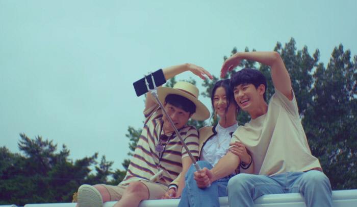 tvNドラマ『サイコだけど大丈夫』のシーン。主人公たちが一緒に談笑しているシーンが映し出されている。