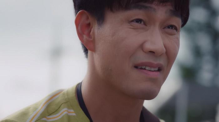 俳優オ・ジョンセの演じるムン・サンテが絵を描いているシーン。発達障害のあるキャラクターとしての成長を描写。