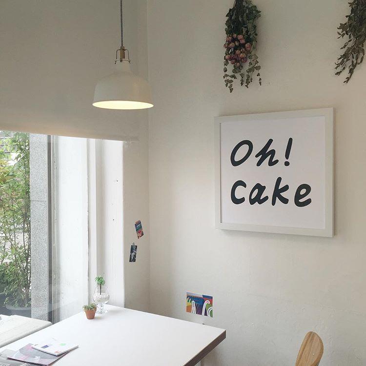 Banana Table咖啡館內部，裝飾著簡約的櫃臺和白色的墻壁，營造出溫暖的氣氛。