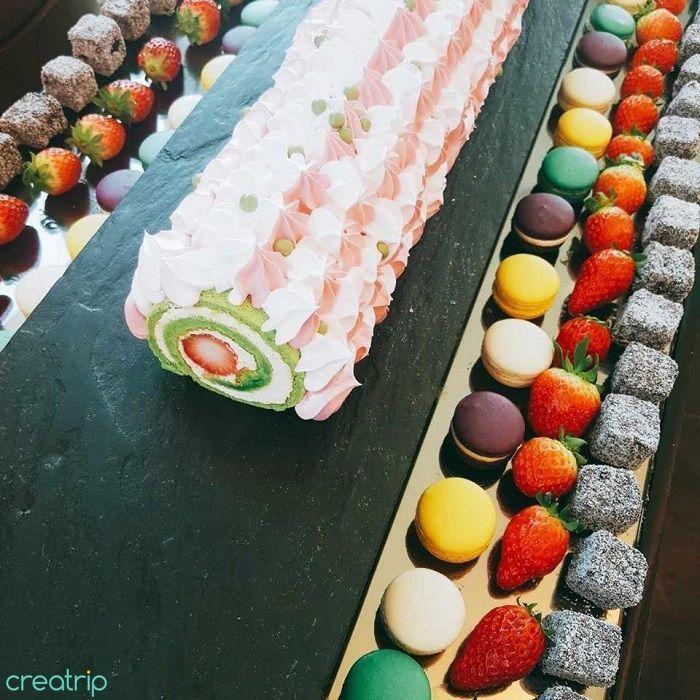 草莓甜點的拼盤展示，充滿色彩的配料與甜點在黑板上擺放得井井有條，令人口水直流。