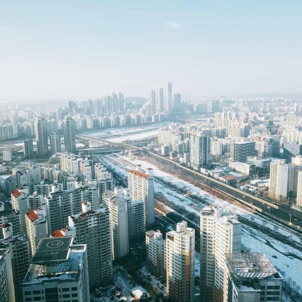 從高樓上看到的首爾市區景觀，全景展示出城市的密集樓宇和迂迴的道路，令人震撼。