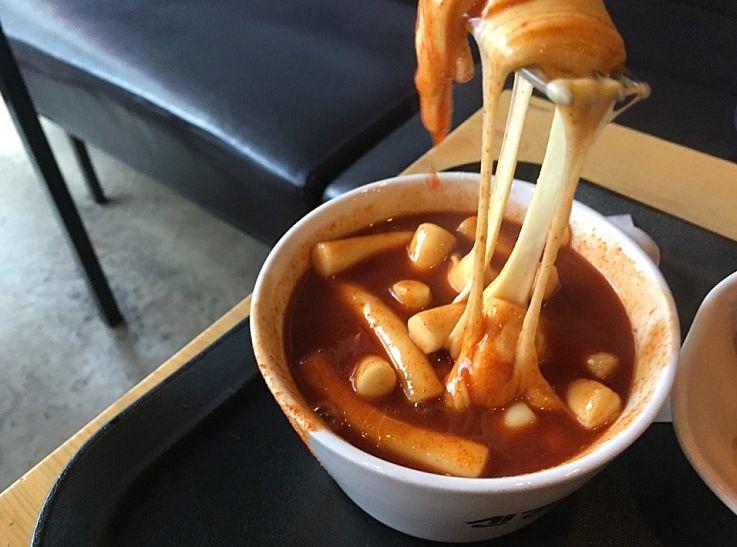 在或室內Be Sweet On甜點店的內部設計，書架上擺滿書本和復古裝飾，讓顧客感受到文藝氛圍。