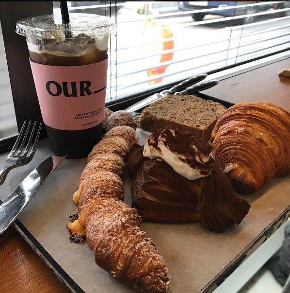 精緻的麵包與一口咖啡，麵包的多層次與咖啡的香氣相得益彰，是咖啡愛好者的最佳選擇。