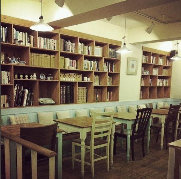 典雅的蘋果千層酥和咖啡的擺盤，甜點上蘇泊地精緻誘人，每一層都展現出手工之美。