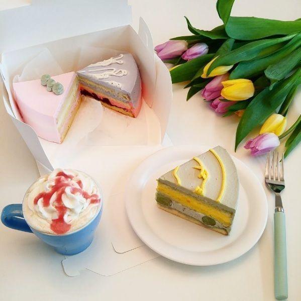 彩虹色調的蛋糕和裝飾華麗的咖啡，桌上擺滿了充滿想象力的甜點，讓人進入童話世界。