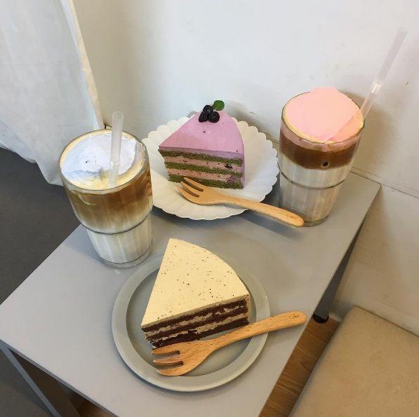 在Banana Table咖啡館內展示的創意蛋糕，包括不同層次與風味的甜品，是甜點愛好者的天堂。