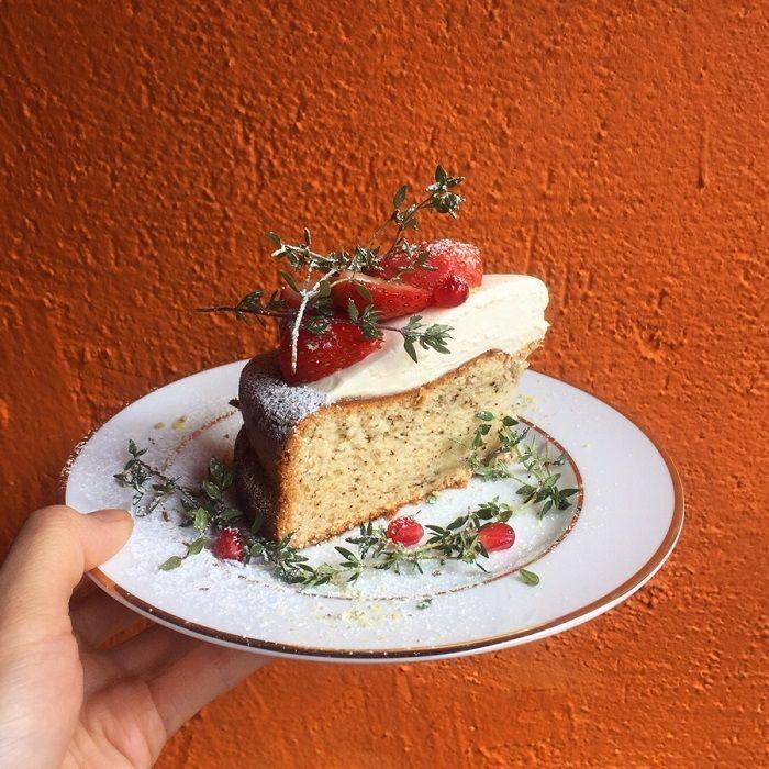 裝飾用新鮮水果和香草的創意蛋糕，賣相精美，每一層蛋糕都散發出清新的果香。