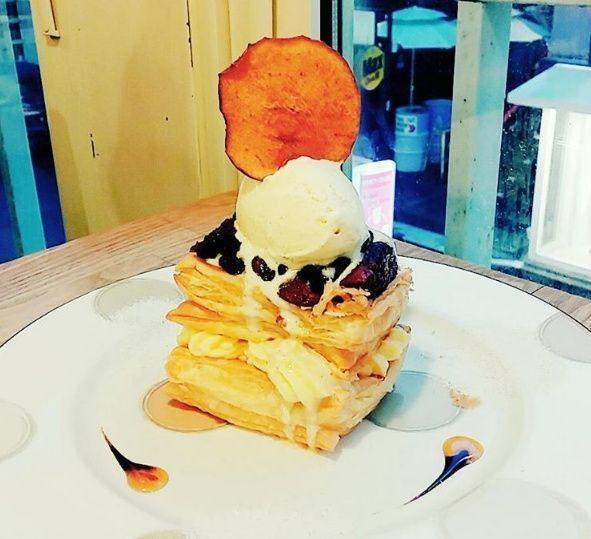 Be Sweet On的招牌甜品，由鮮紅的草莓、充滿層次感的餅皮及綿密的奶油組成，讓人讚不絕口。