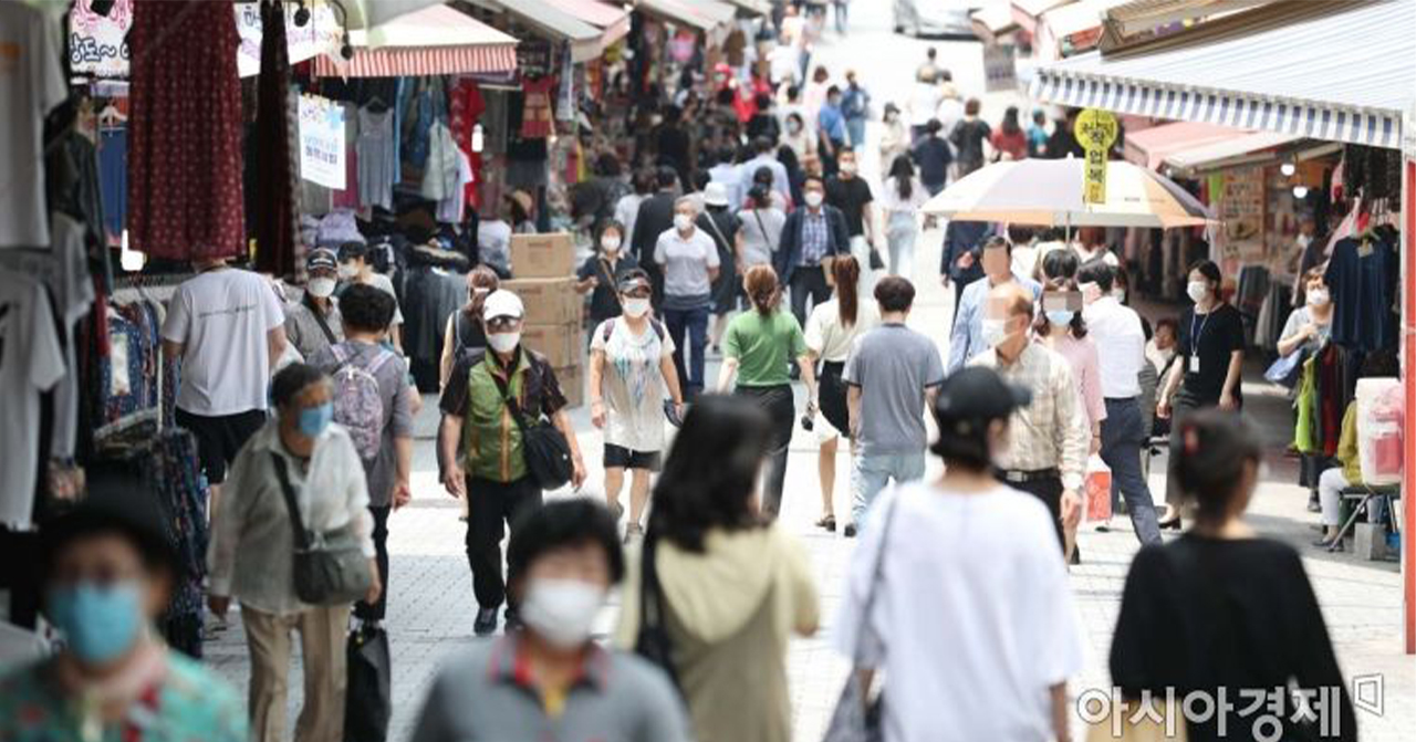 南大門市場的街景，眾多顧客漫步於充滿活力的市場街道。