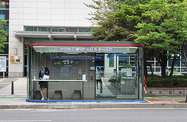 Bên xe buýt thông minh ở Seoul, có máy lạnh, lọc không khí, sạc điện thoại