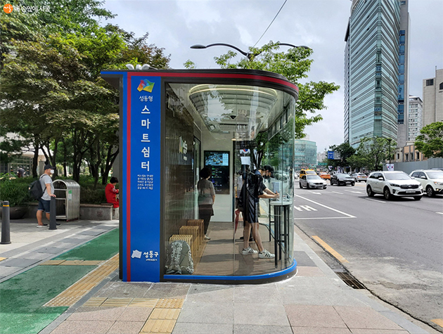 Bên xe buýt thông minh ở Seoul, có máy lạnh, lọc không khí, sạc điện thoại