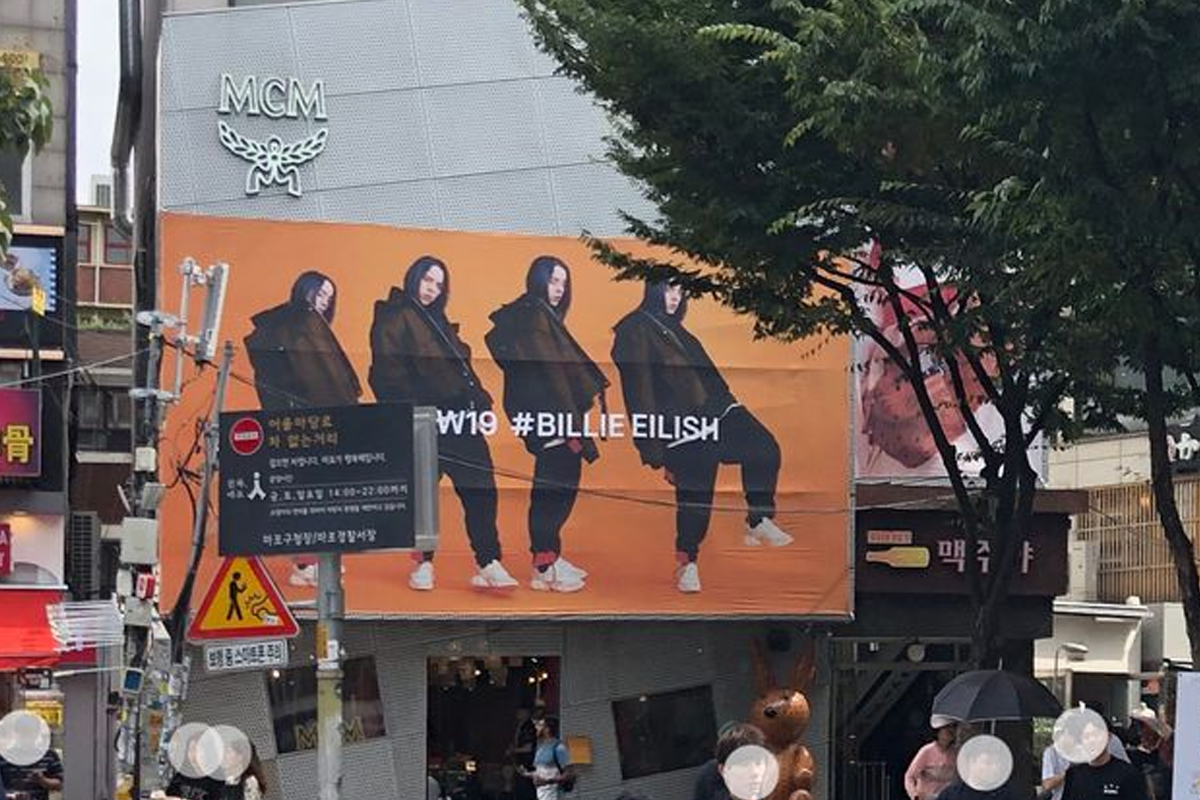 位於都市中的MCM店鋪外部，展示金聖珠如何以韓劇等方法在亞洲成功推廣該品牌。