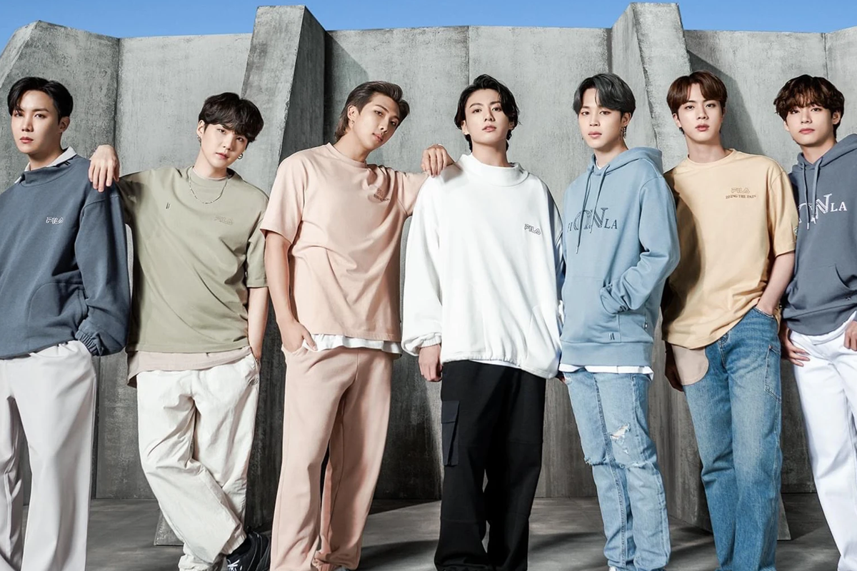 一組穿著多款FILA服裝的男性模特，展示韓國FILA獨特設計的款式。