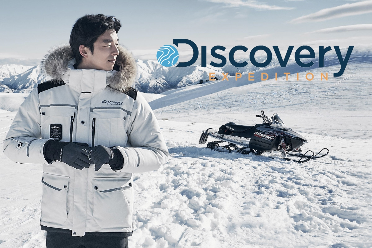 歐洲雪地背景下Discovery Expedition外套展示，呈現Discovery在韓國賦予的本土化設計。
