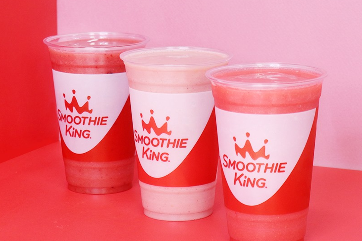 三杯Smoothie King果汁，顯示其健康兼具美味的果汁特性。