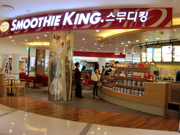 Smoothie King 店內場景，展示韓國Smoothie King分店的顧客正在用餐。