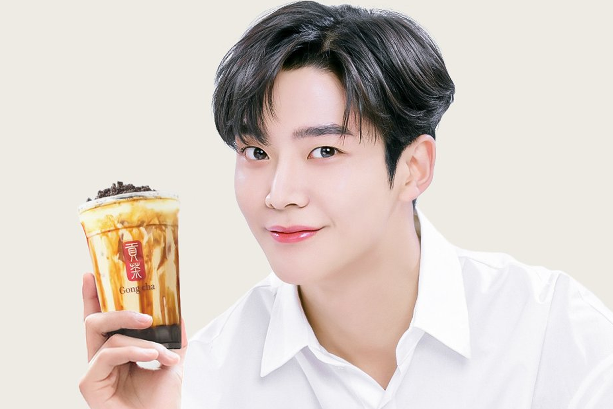 一名男性模特手持貢茶飲品，展示韓國貢茶如何獲得臺灣貢茶母公司股份變身最大股東。