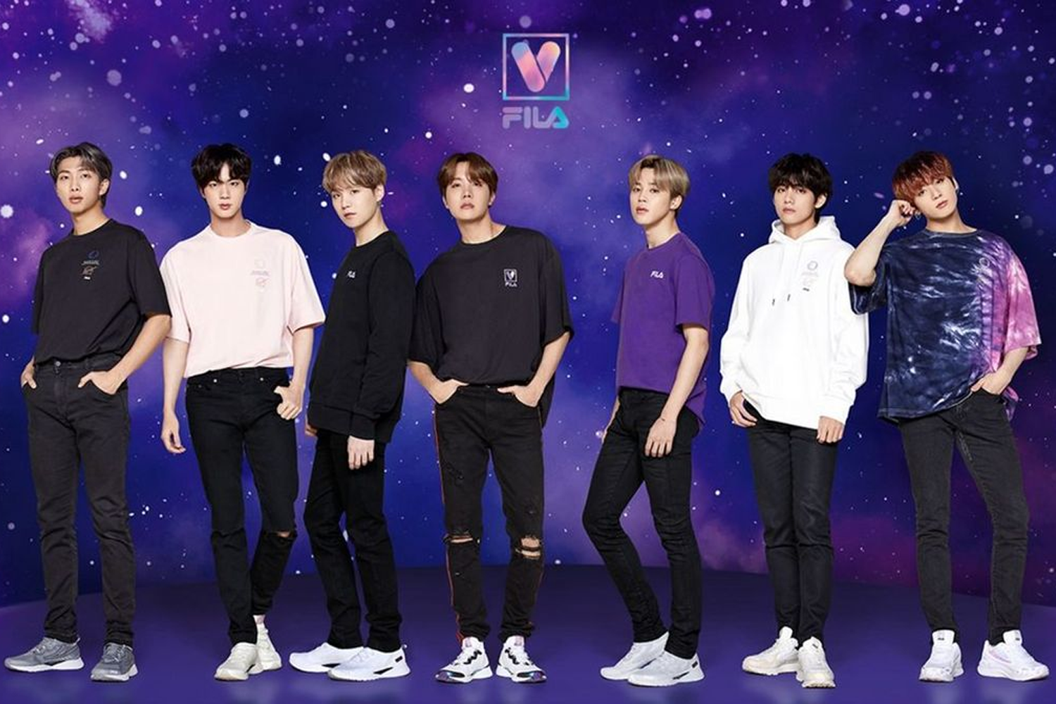 FILA品牌LOGO背後的大型海報展示一羣模特兒穿著FILA服飾，背景猷藍紫色宇宙圖案，柔和浪漫的氛圍中展現FILA的時尚風格。