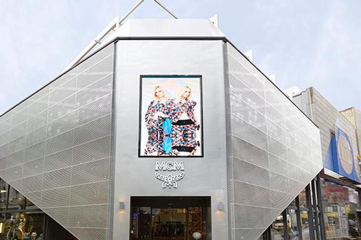 另一角度展示MCM店唐，顯示該品牌於亞洲市場的成功策略。