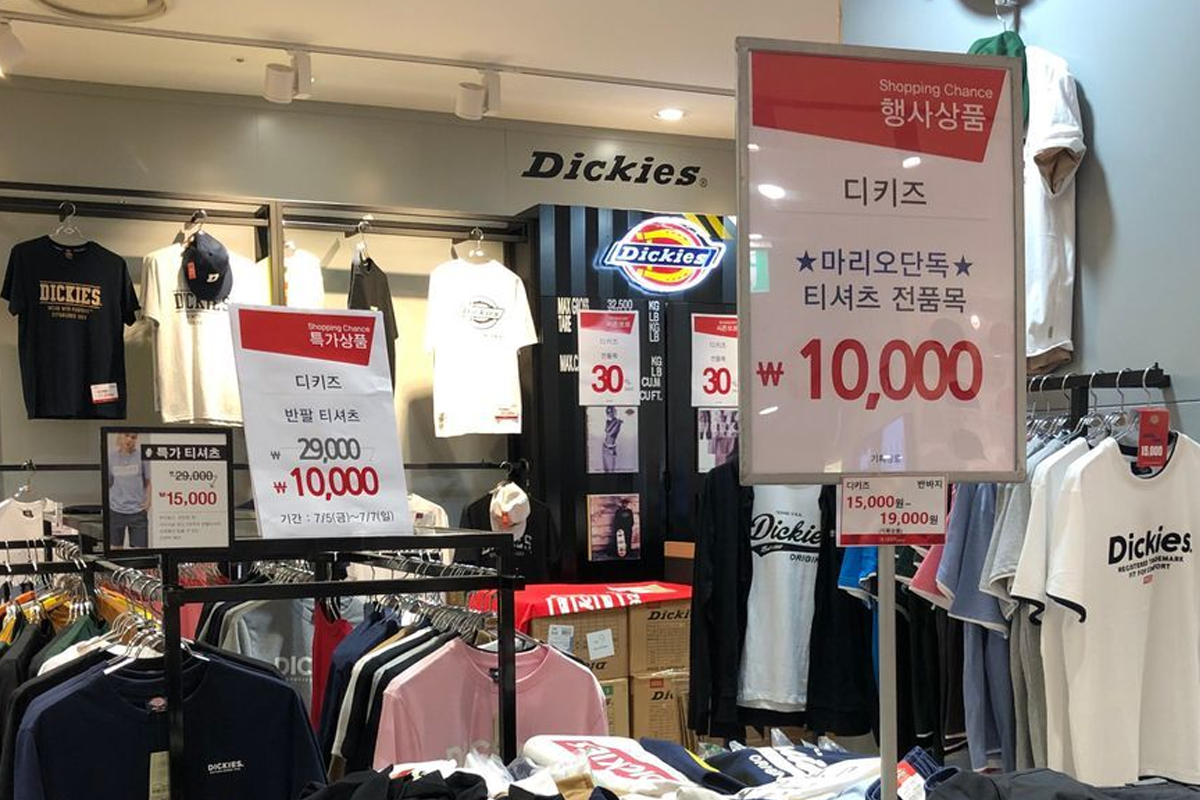韓國服裝店內展現Dickies服飾和特價標示，展示韓國市場上便宜的潮流服飾價格。