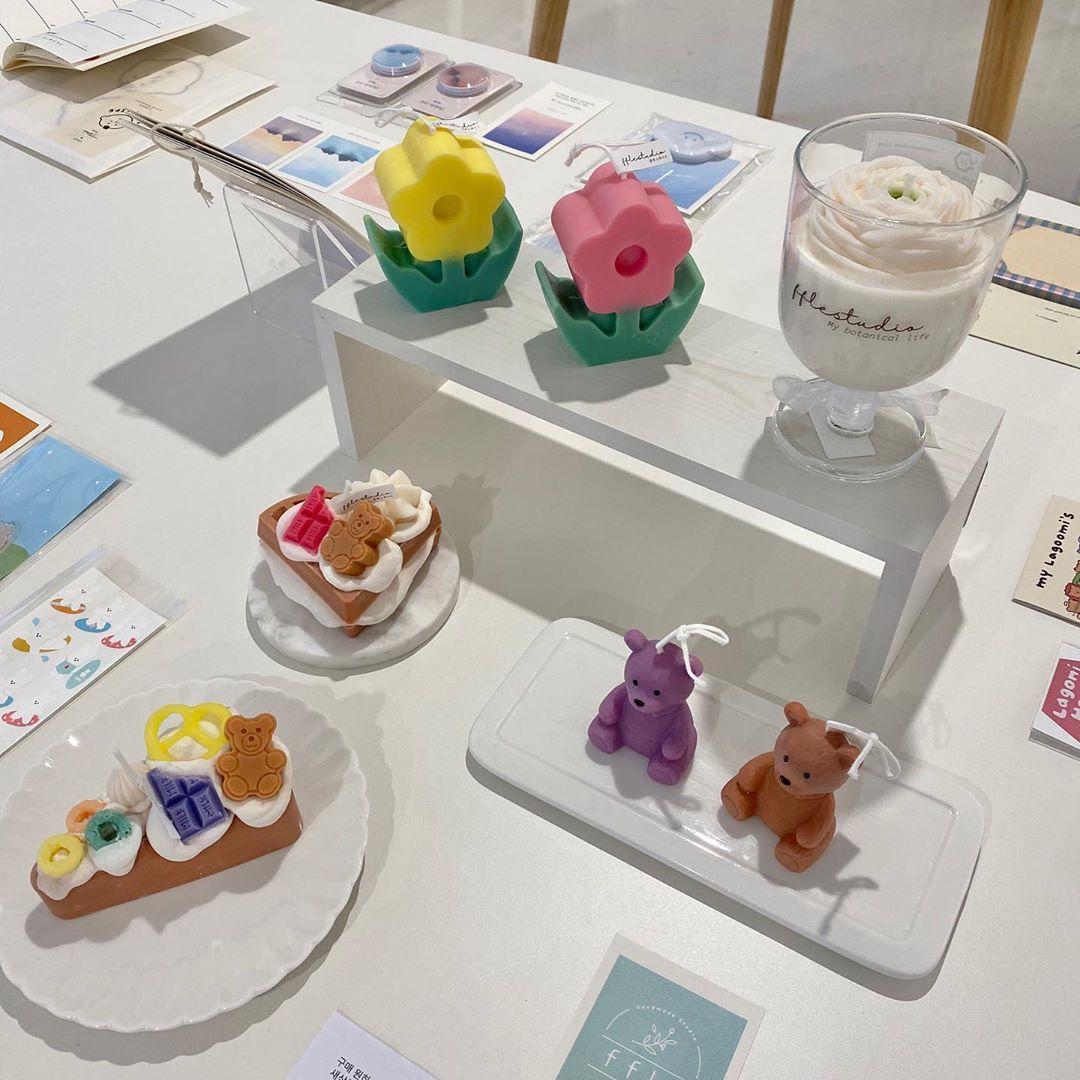 韓国雑貨店のショーケース内に並べられたキャンドルや小物たち。様々なデザインのアイテムが見られる充実のディスプレイ。