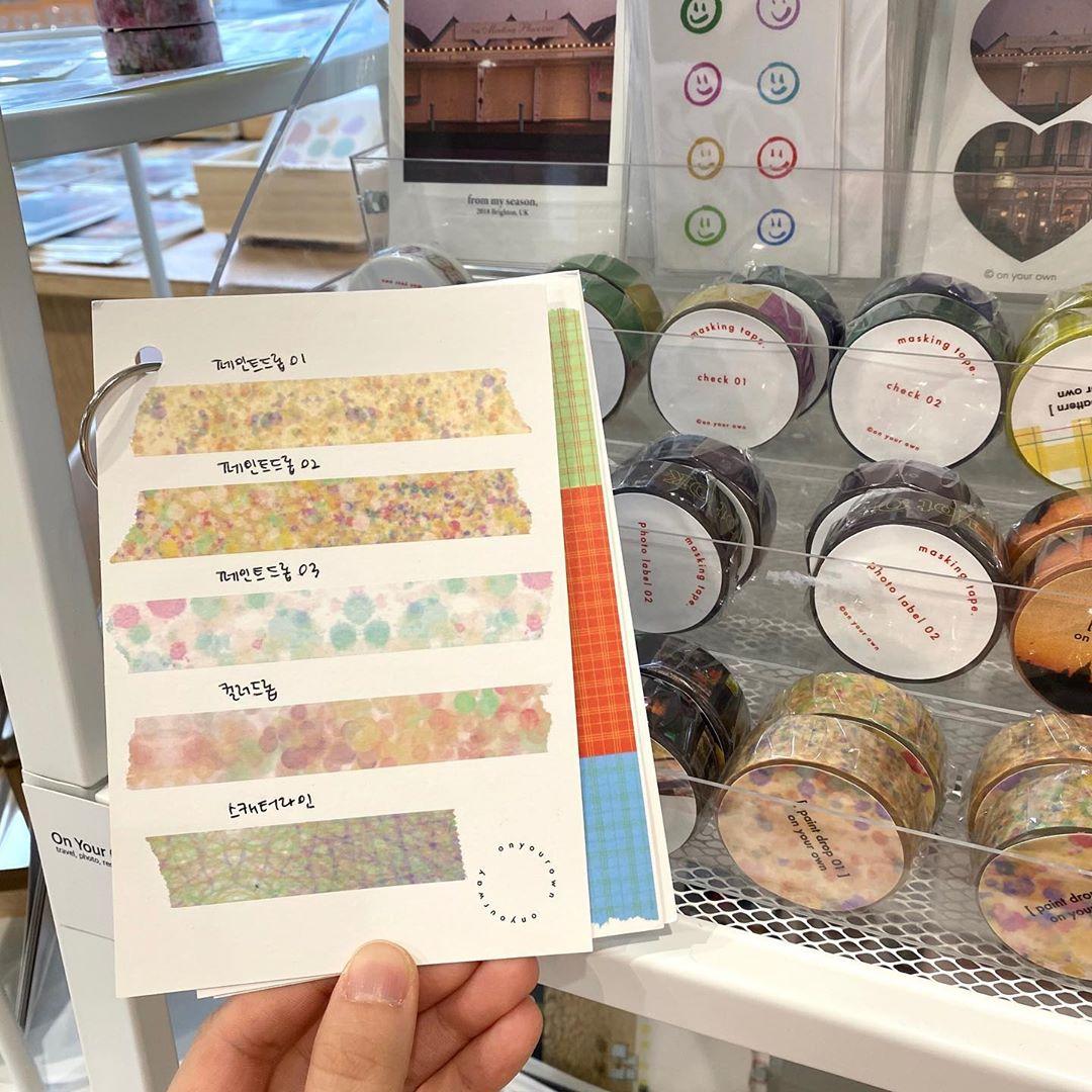 韓国雑貨店の店内にディスプレイされた可愛い動物デザインのステーショナリーアイテム。癒しのグッズが並べられています。